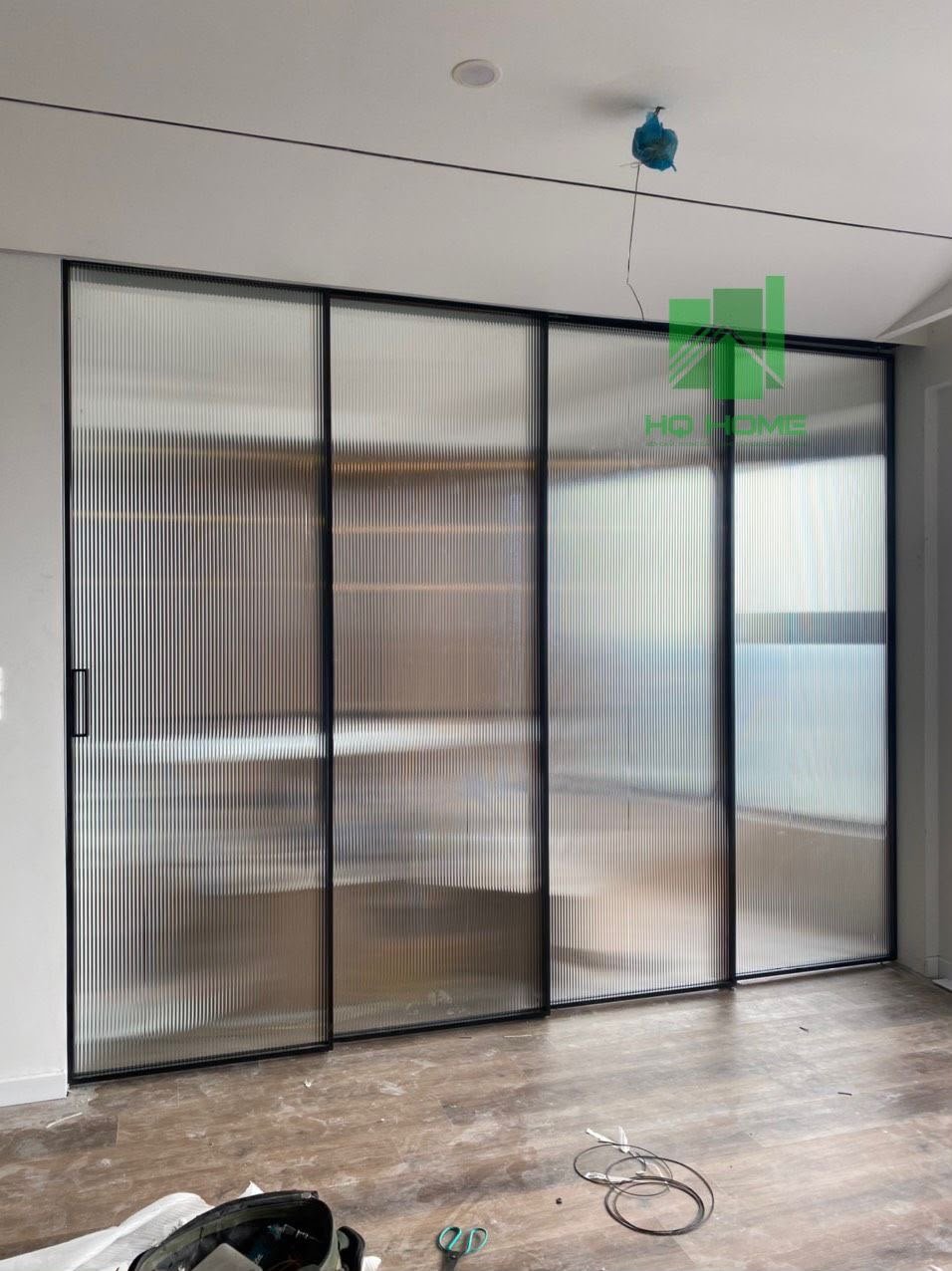 Slim aluminium frame and glass finish