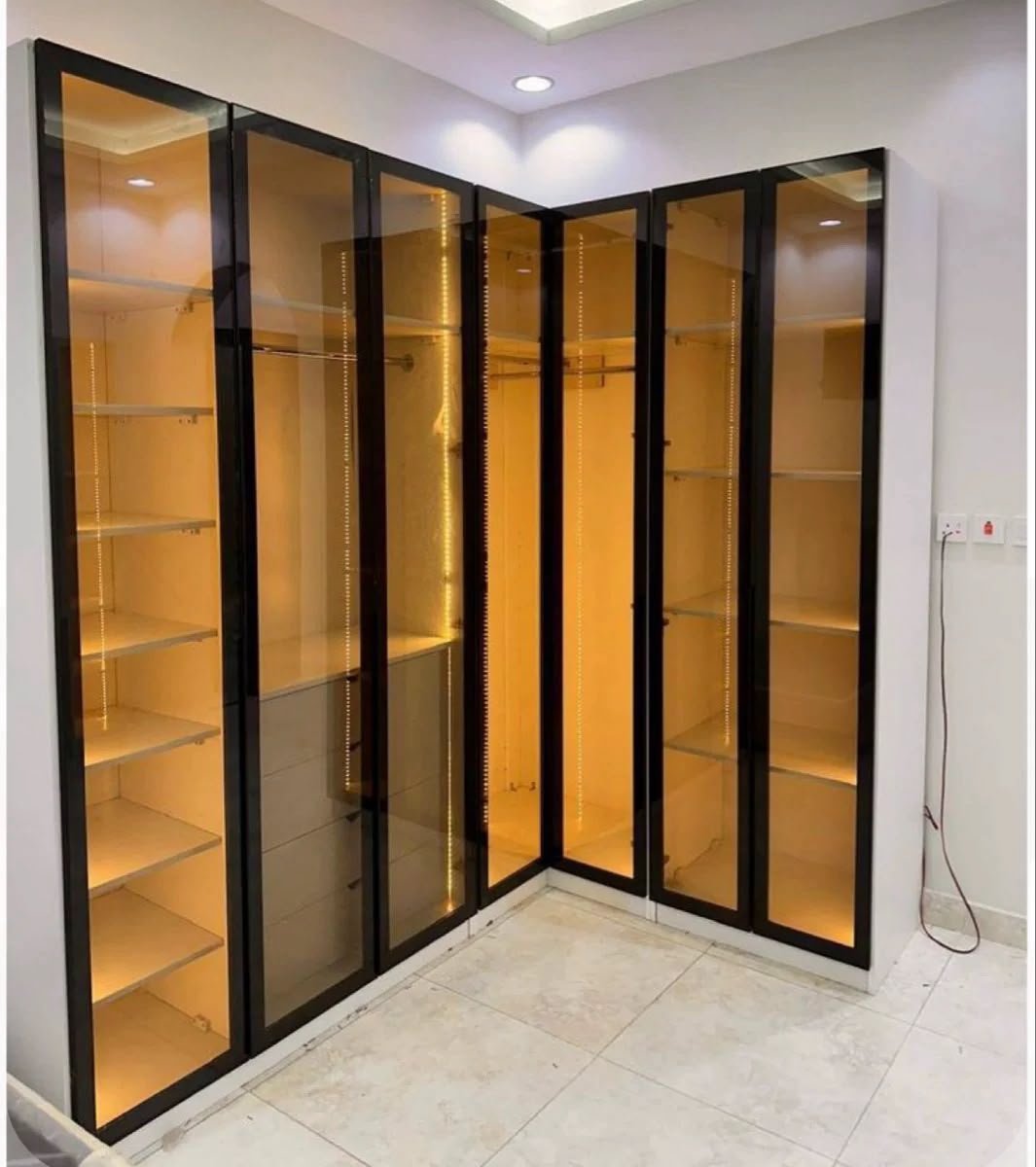 Multiple-panel aluminium wardrobe profile doors