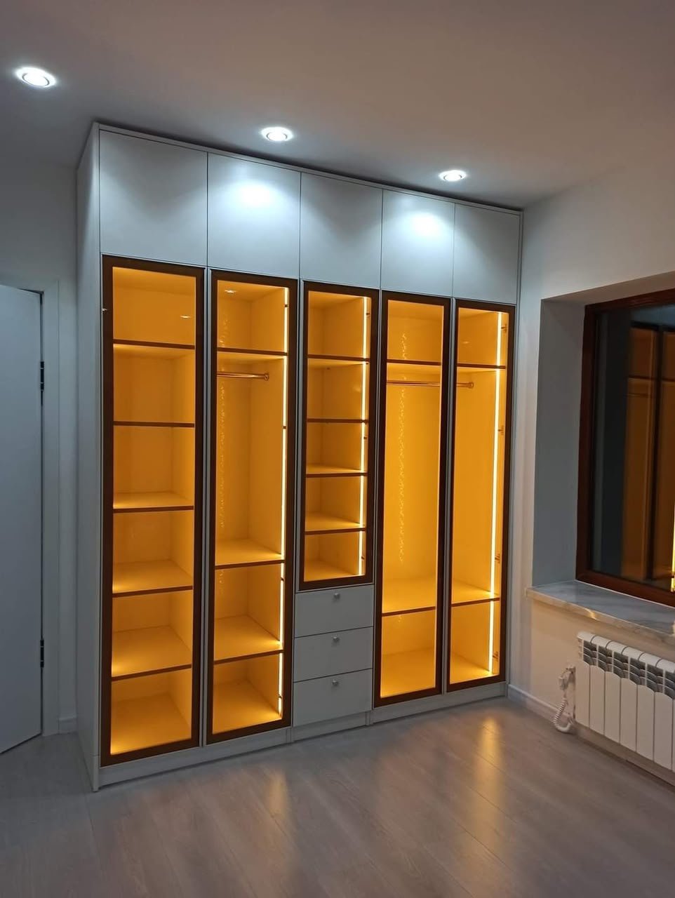 Modern wardrobe with slim aluminium profile doors