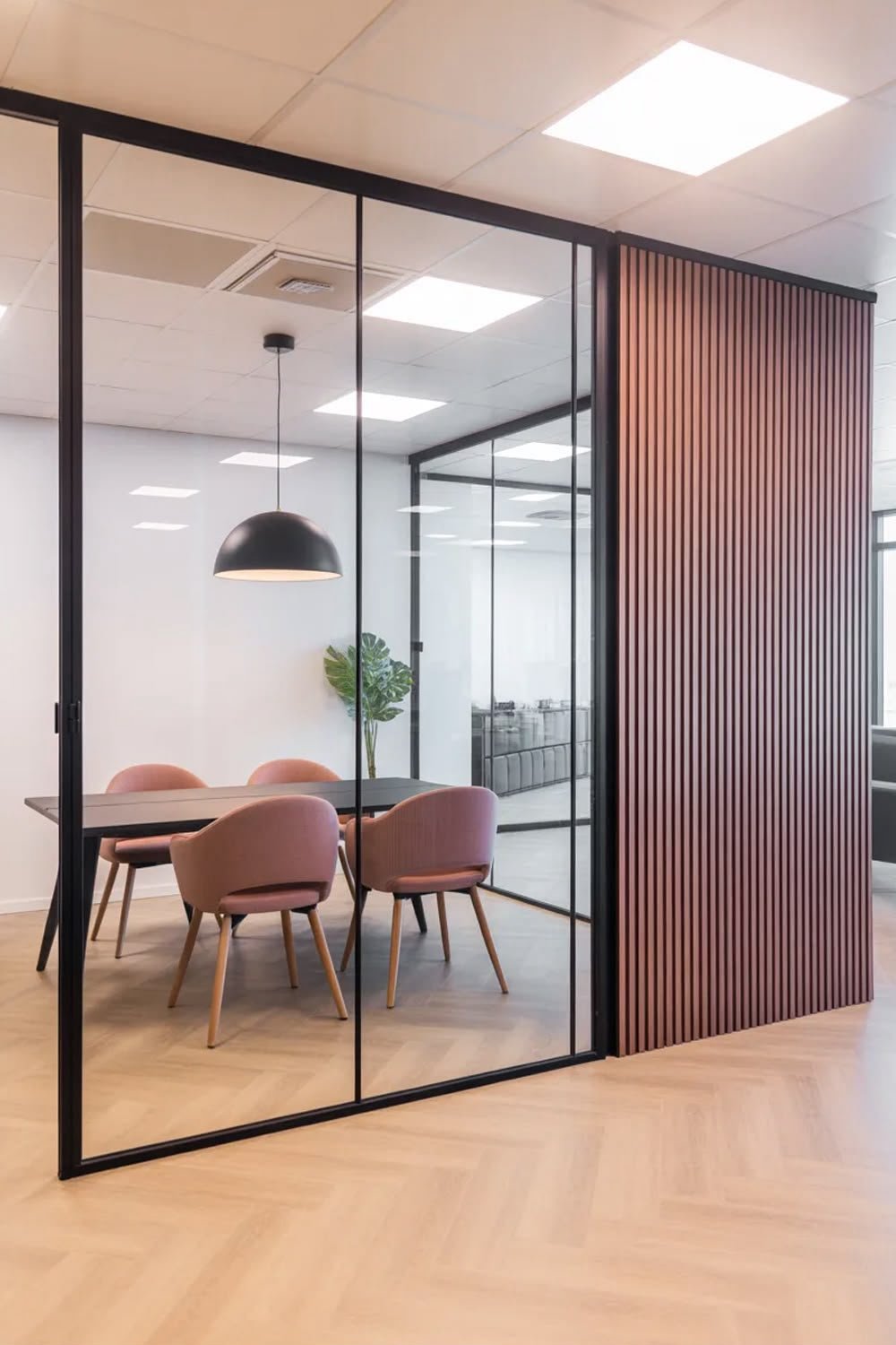Slim-profile aluminium partition in commercial interior